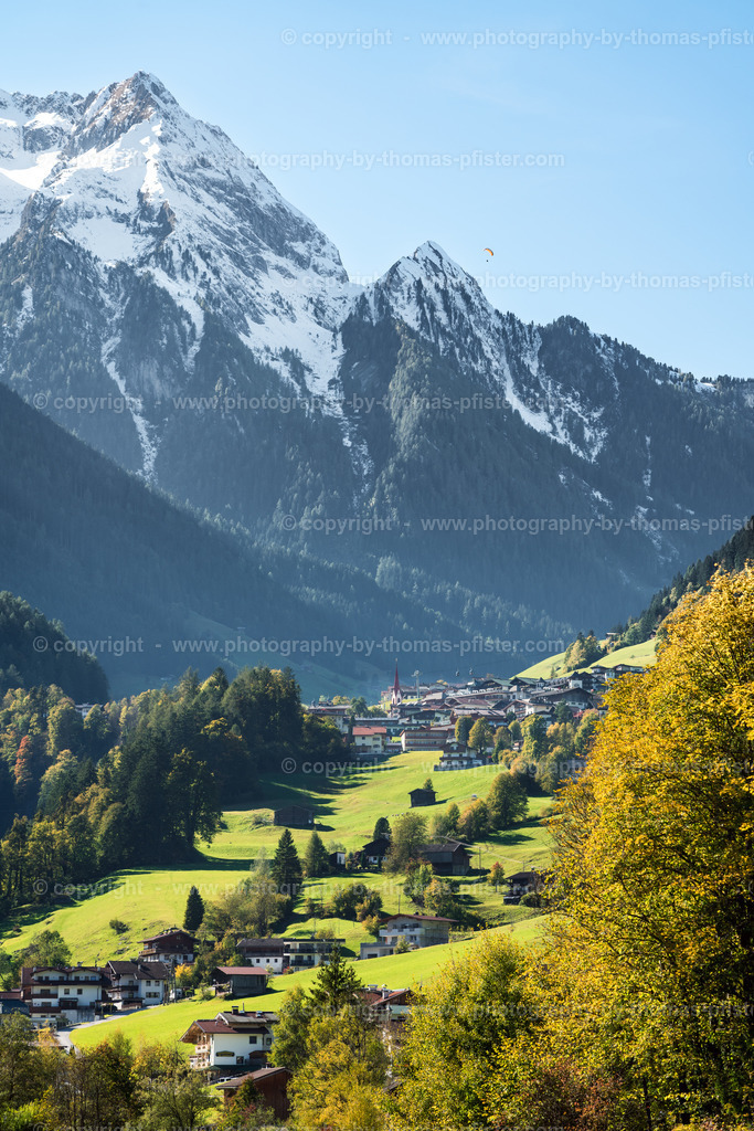 Blick nach Finkenberg im Herbst copyright  Thomas Pfister-3 | PHOTOGRAPHY BY THOMAS PFISTER