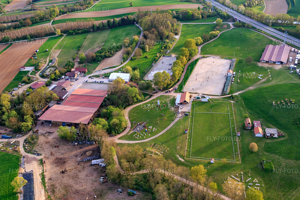 Vue aérienne: Tournoi équestre au Haras De La Née à Mothern dans le département Bas Rhin, France – .Photo: IMG_078005.jpg prise le 24/04/2015 par Werner Riehm/FLY-FOTO.eu – Résolution de l'original: 5472 x 3648 px – Haras de la Nee équitation chevaux concours