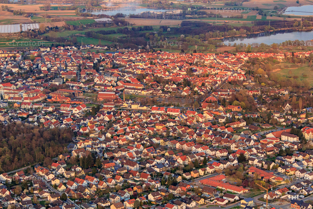 Luftbild: Stadtansicht aus Westen in Jockgrim im Bundesland Rheinland-Pfalz in Deutschland. Foto: IMG_63339.jpg vom 28.03.2014 durch Werner Riehm/FLY-FOTO.de