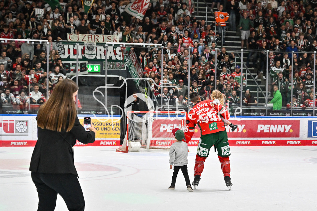 Augsburger Panther - Iserlohn Roosters | Die Augsburger Panther feiern zusammen mit ihren Fans den Heimsieg gegen Iserlohn / Penny DEL: Augsburger Panther - Iserlohn Roosters; Curt Frenzel Stadion am 21.09.2025 / im Bild Ryan BUTTON (Augsburger Panther 55) mit seinen Kindern