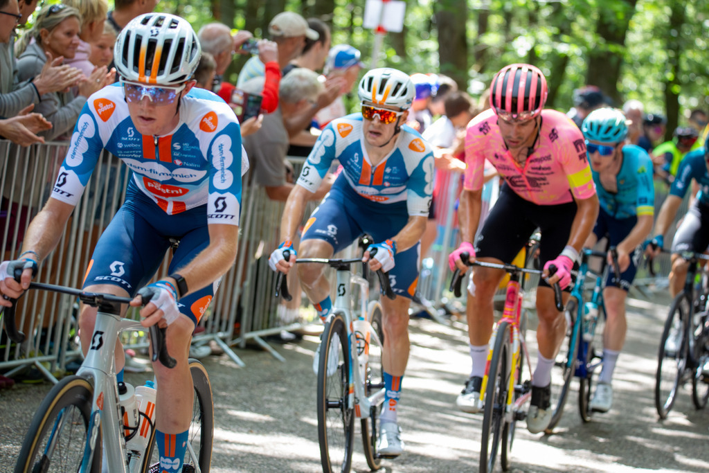 Lidl Deutschland Tour 2024 (Radsport), 4. Etappe und letzte Etappe Von Annweiler am Trifels nach Saarbrücken (182,7 KM). Bild: Ankunft an der Kalmit, dem höchsten Berg im Pfälzerwald | Lidl Deutschland Tour 2024 (Radsport), 4. Etappe und letzte Etappe Von Annweiler am Trifels nach Saarbrücken (182,7 KM). Bild: Ankunft an der Kalmit, dem höchsten Berg im Pfälzerwald - Realisiert mit Pictrs.com