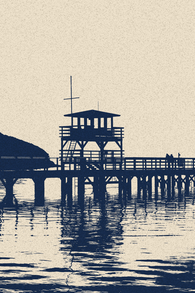 Photoart: Seebrücke in Glücksburg | Dieses Wandbild im Querformat zeigt die künstlerische Interpretation der Seebrücke in Glücksburg. In der Mitte des Bildes befindet sich die Seebrücke, die nur als Silhouette zu sehen ist. Auf der Seebrücke befinden sich zwei Personen. Auf dem Meer ist eine leichte Spiegelung der Seebrücke zu sehen. Somit erhalten Sie ein exklusives Kunstwerk der Ostseeregion.  - Realisiert mit Pictrs.com