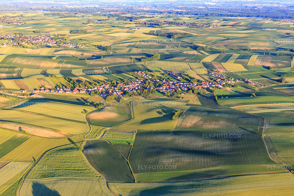 Aerial view: View of the town from the northwest in Siegen in the state Bas-Rhin, France. – Photo: IMG_115541.jpg taken on 06/16/2019 by Werner Riehm/FLY-FOTO.com – Resolution of the original: 5472 x 3648 px