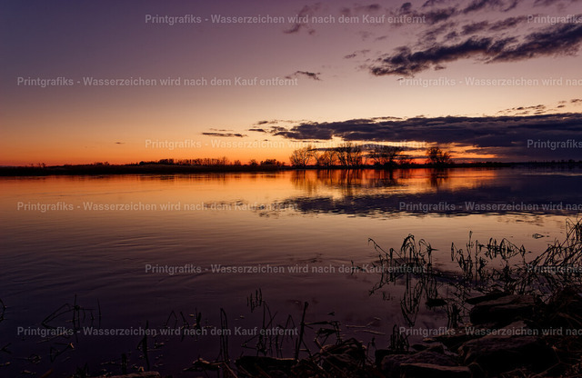 Stiller Sonnenuntergang am See | Ruhige Abendstimmung an einem See mit sanften Spiegelungen, dunklen Ufersilhouetten und warmem Licht am Horizont. Die reduzierte Farbigkeit und die stille Wasserfläche erzeugen eine friedliche, meditative Atmosphäre. - Realisiert mit Pictrs.com