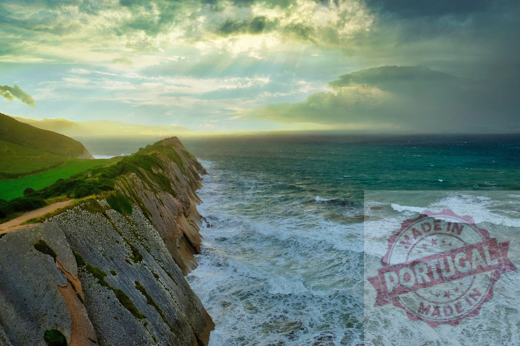Flysch cliffs of Itzurun Beach, Zumaia, Basque Country | Waves crashing against the dramatic layered flysch cliffs of Itzurun Beach, Zumaia - Realisiert mit Pictrs.com