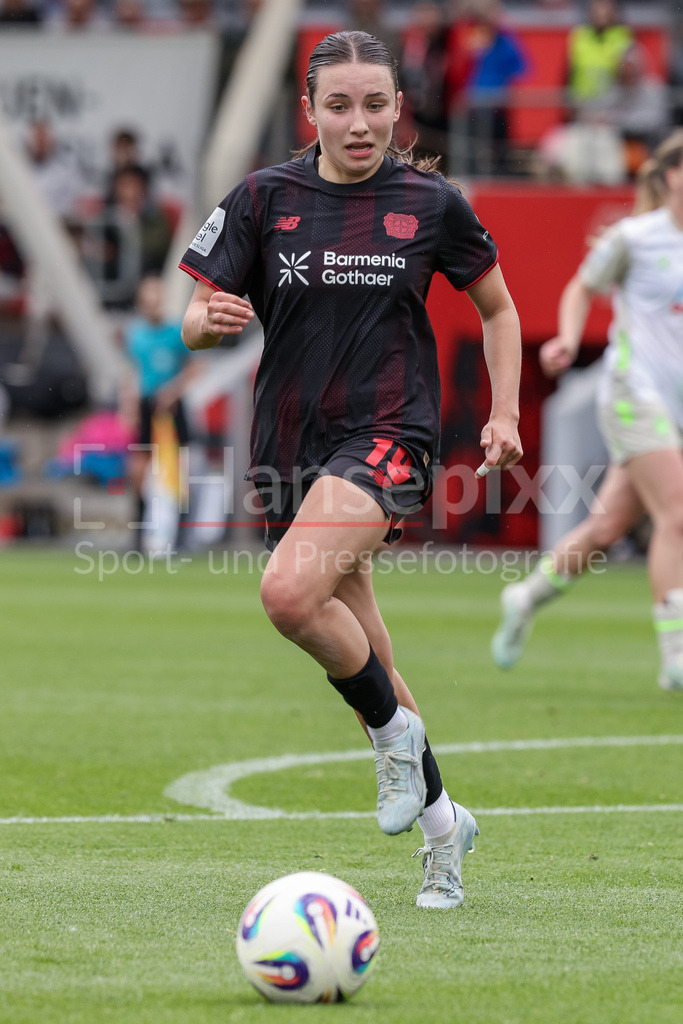 Fussball, Google Pixel Frauen-Bundesliga, Bayer 04 Leverkusen - SV Werder Bremen | Loreen Bender (Bayer 04 Leverkusen, 19) am Ball, Einzelbild, Ganzkörper, Aktion, Action, Spielszene, DIE DFB-RICHTLINIEN UNTERSAGEN JEGLICHE NUTZUNG VON FOTOS ALS SEQUENZBILDER UND/ODER VIDEOÄHNLICHE FOTOSTRECKEN. DFB REGULATIONS PROHIBIT ANY USE OF PHOTOGRAPHS AS IMAGE SEQUENCES AND/OR QUASI-VIDEO.