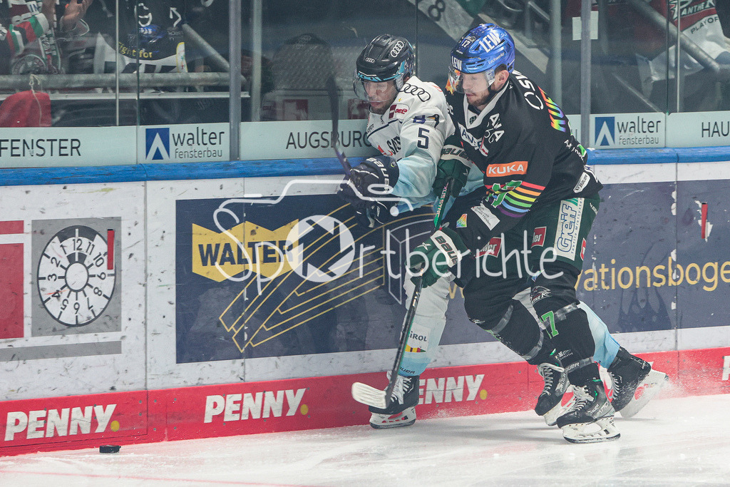 Augsburger Panther - ERC Ingolstadt | Fabio WAGNER (ING #5) im Duell mit Ryan KUFFNER (AEV #17)