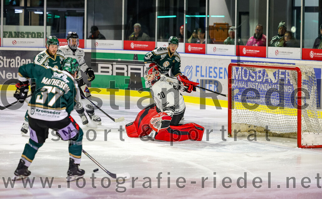 2025-11-25_108_TSV_Erding_gegen_EHF_Passau_Black_Hawks | Erding, Deutschland, 25.11.2025:Eishockey, Oberliga Süd 2025 / 2026, 20. Spieltag, TSV Erding gegen EHF Passau Black Hawks, Endergebnis: 2:3 n.V.Thomas Matheson (Erding Gladiators, #37), Torwart Janik Engler (EHF Passau Black Hawks, #30)Foto: Christian Riedel / fotografie-riedel.net