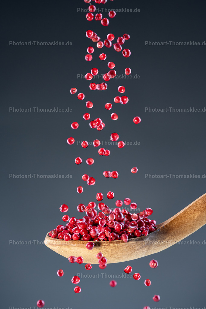 Rosa Beeren – zarte Schärfe | Rosa Beeren – zarte Schärfe. Kollektion: A spoon of tastefully seasonings.In dieser hochwertigen Studioaufnahme fallen zahlreiche ganze rosa Beeren in einer eingefrorenen Bewegung auf einen rustikalen, alten Holzlöffel. Die Aufnahme wurde mit Highspeed-Blitztechnik fotografiert, sodass jede einzelne Beere scharf und klar erkennbar ist. Der dunkle blaugraue Hintergrund mit sanftem Verlauf schafft einen stilvollen Kontrast zu den leuchtend pink-roten Farbtönen der Beeren. Die natürliche Struktur des Holzlöffels unterstreicht die organische Schönheit des Motivs. Diese Szene vermittelt Frische, Natürlichkeit und Eleganz – ideal für die Dekoration von Küchen, Restaurants oder als exklusives Food Art-Element.Wo könnte man dieses Bild am besten aufhängen?In modernen Wohnküchen oder offenen Essbereichen – als stilvolles, farbliches Highlight.In Feinkostgeschäften oder Delikatessläden – um eine edle und hochwertige Atmosphäre zu schaffen.In Restaurants, Cafés oder Bistros – insbesondere in Lokalen mit Fokus auf kreative Küche oder Naturprodukte.Alu-Dibond: Der matte Look und die präzise Detailwiedergabe auf Alu-Dibond sorgen für eine moderne, edle Präsentation der leuchtenden Farben der rosa Beeren.Acrylglas: Unter Acrylglas werden die kräftigen Rottöne besonders intensiv und strahlend dargestellt, während die Tiefe und Brillanz das Motiv nahezu dreidimensional wirken lassen.Poster: Als großformatiges Poster wirkt das dynamische Spiel der fallenden Beeren lebendig und bietet eine flexible, trendige Möglichkeit zur Raumgestaltung.Leinwand: Die leichte Struktur der Leinwand harmoniert wunderbar mit der rustikalen Anmutung des Holzlöffels und der natürlichen Szene – ideal für gemütliche, wohnliche Räume. - Realisiert mit Pictrs.com