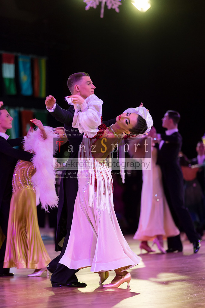 20241215_WDSF_Int_Open_Std-Riga-9107 | Tanzsportbilder, Standardtanz, Lateintanz, WDSF, DTV, LTVB, dancecomp, goc, hessen tanzt, blaues band der spree, walzer, tango, wiener walzer, slowfox, quickstepp, samba, rumba, cha-cha-cha, paso doble. jive, hd-kroft photography, turniertanzsport