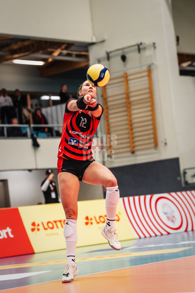 Volleyball | Frauen | Saison 2025/2026 | Volleyball Bundesliga | ETV Hamburger Volksbank Volleys vs. Dresdner SC | 15.11.2025 | Hannah Ammerman (#12, ETV Hamburger Volksbank Volleys) nimmt den Ball an
