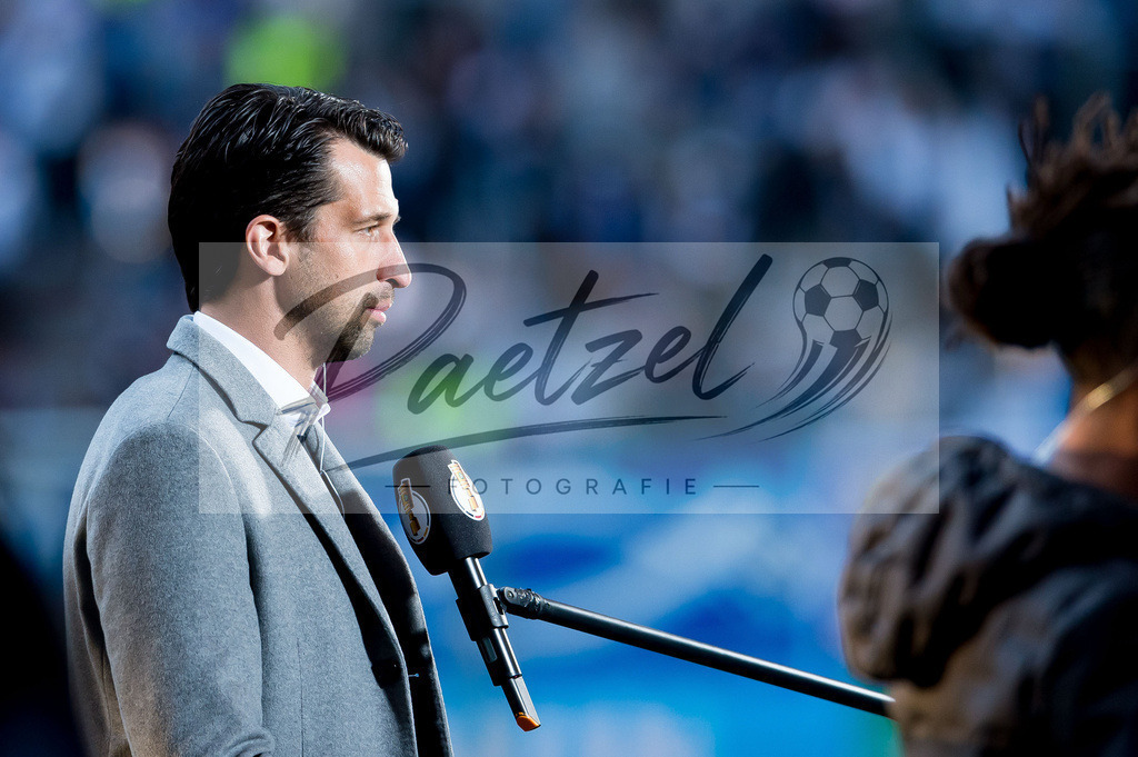 HSVSCF20220419_003 | Fussball, Herren: Vorstand Sport Jonas Boldt (Hamburger SV) im Interview beim DFB-Pokal-Halbfinalspiel zwischen Hamburger SV und SC Freiburg im Volksparkstadion am 19.04.2022 in Hamburg, Deutschland.DFB / DFL REGULATIONS PROHIBIT ANY USE OF PHOTOGRAPHS AS IMAGE SEQUENCES AND/OR QUASI-VIDEO. - Realisiert mit Pictrs.com