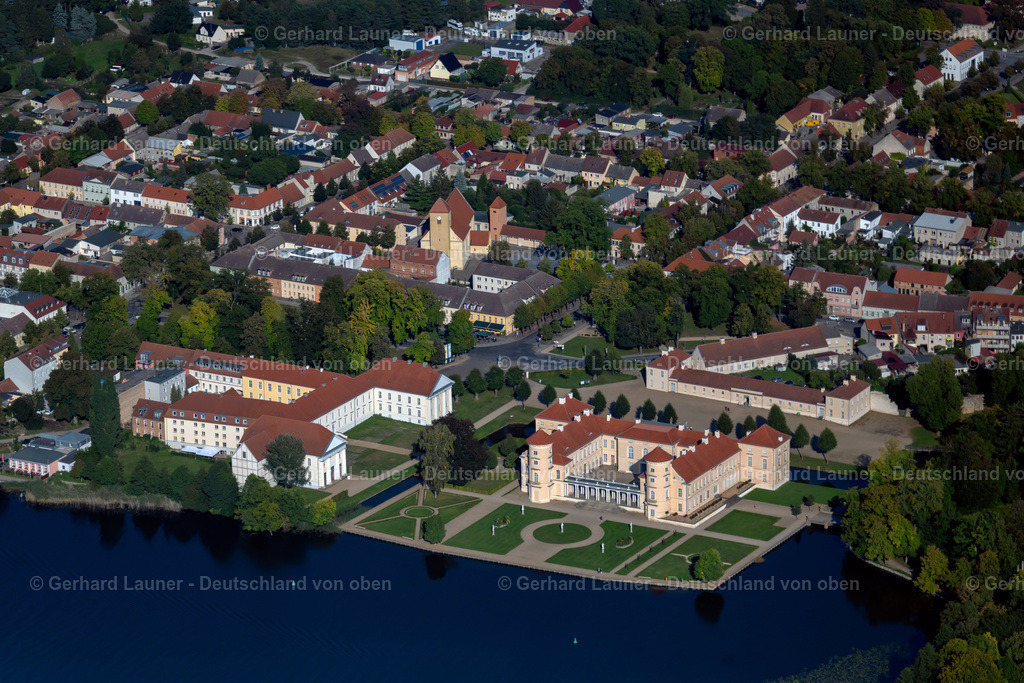 4062414 | RHEINSBERG 08.09.2021 Schloss Rheinsberg in Rheinsberg am Ufer des Grienericksee im Bundesland Brandenburg, Deutschland. Weiterführende Informationen bei: Stiftung Preußische Schlösser und Gärten Berlin-Brandenburg. // Rheinsberg Castle in Rheinsberg on the banks of the Grienericksee in the state Brandenburg, Germany. Further information at: Stiftung Preussische Schloesser und Gaerten Berlin-Brandenburg. Foto: Gerhard Launer