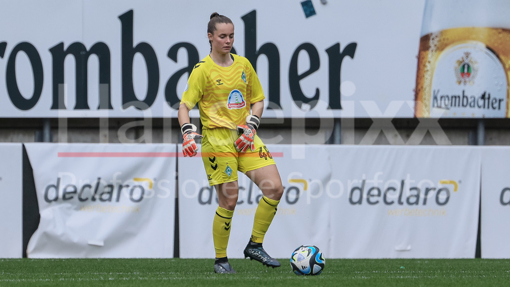 Fussball, DFB-Pokal Frauen, DSC Arminia Bielefeld - SV Werder Bremen | v.li.: Diede Lemey (Torhüterin, Torwart, SV Werder Bremen, 48) am Ball, Freisteller, Einzelbild, Ganzkörper, Aktion, Action, Spielszene, DIE DFB-RICHTLINIEN UNTERSAGEN JEGLICHE NUTZUNG VON FOTOS ALS SEQUENZBILDER UND/ODER VIDEOÄHNLICHE FOTOSTRECKEN. DFB REGULATIONS PROHIBIT ANY USE OF PHOTOGRAPHS AS IMAGE SEQUENCES AND/OR QUASI-VIDEO.