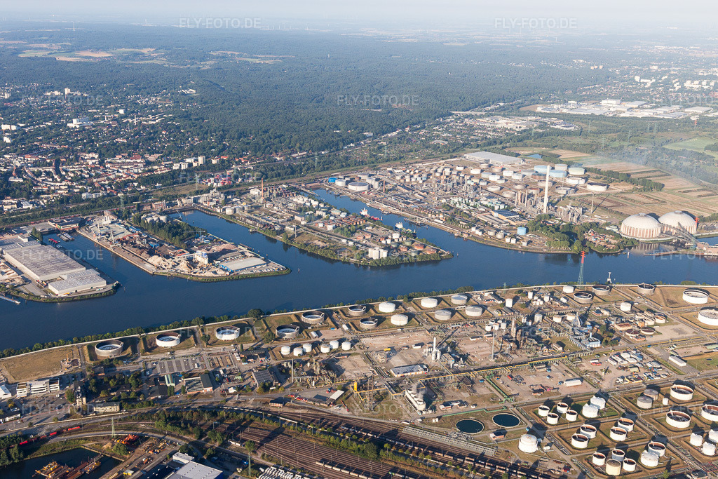 Luftbild: Kaianlagen und Schiffs- Anlegestellen an den Hafenbecken von Seehafen 2 bis 4 an der Süderelbe im Ortsteil Wilhelmsburg in Hamburg im Bundesland Hamburg in Deutschland. Foto: IMG_110266.jpg vom 18.08.2018 durch Werner Riehm/FLY-FOTO.deDer Hamburger Hafen | Hafen Hamburg