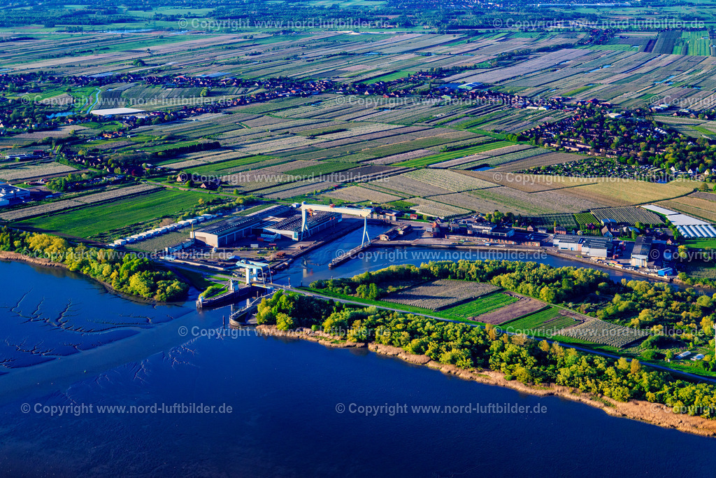 Hamburg_Cranz_Schiffswerft_Ehemals_Sietas_Werft_ELS_9427270425 | HAMBURG 27.04.2025 Werftansicht von der Pella Sietas Werft Altes Land Cranz im Bundesland Hamburg, Deutschland. // Location in the fruit-growing area Altes Land Cranz in the state of Hamburg, Germany. Foto: Martin Elsen