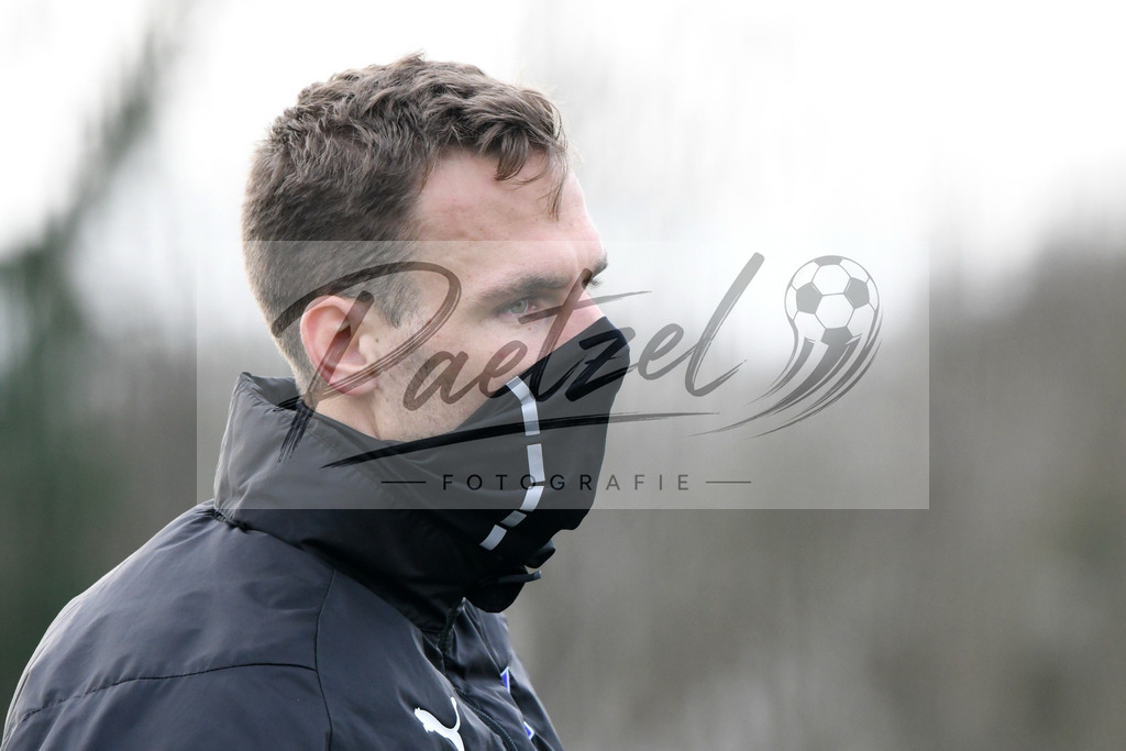 20200131_TRAOSN_0035 | Fußball, Herren: Maurice Trapp (VfL Osnabrueck) schaut waehrend der Trainingseinheit des VfL Osnabrueck im Sportpark Illoshoehe am 31.01.2020 in Osnabrueck, Deutschland. - Realisiert mit Pictrs.com