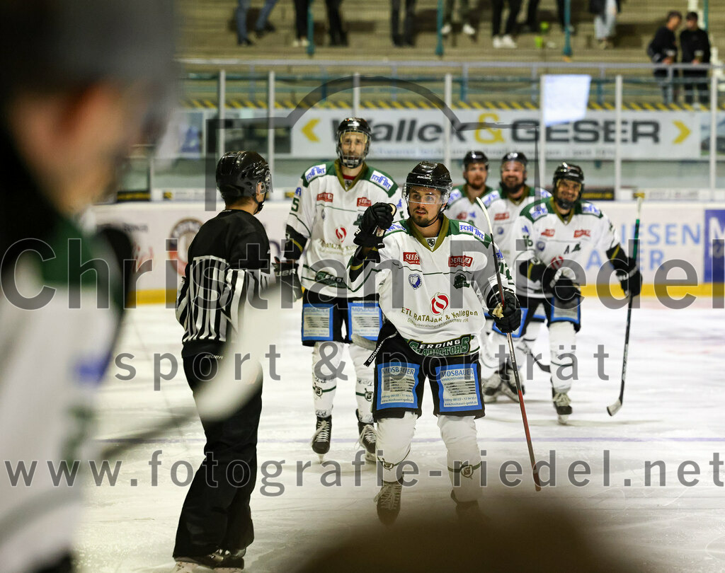 2022-09-09_116_TSV_Erding_gegen_Deggendorfer_SC | Erding, Deutschland, 09.09.2022:
Eishockey, Bayernliga 2022 / 2023, Testspiel, TSV Erding gegen Deggendorfer SC, Endergebnis: 2:5

Leon Abstreiter (Erding Gladiators, #72)

Foto: Christian Riedel / fotografie-riedel.net