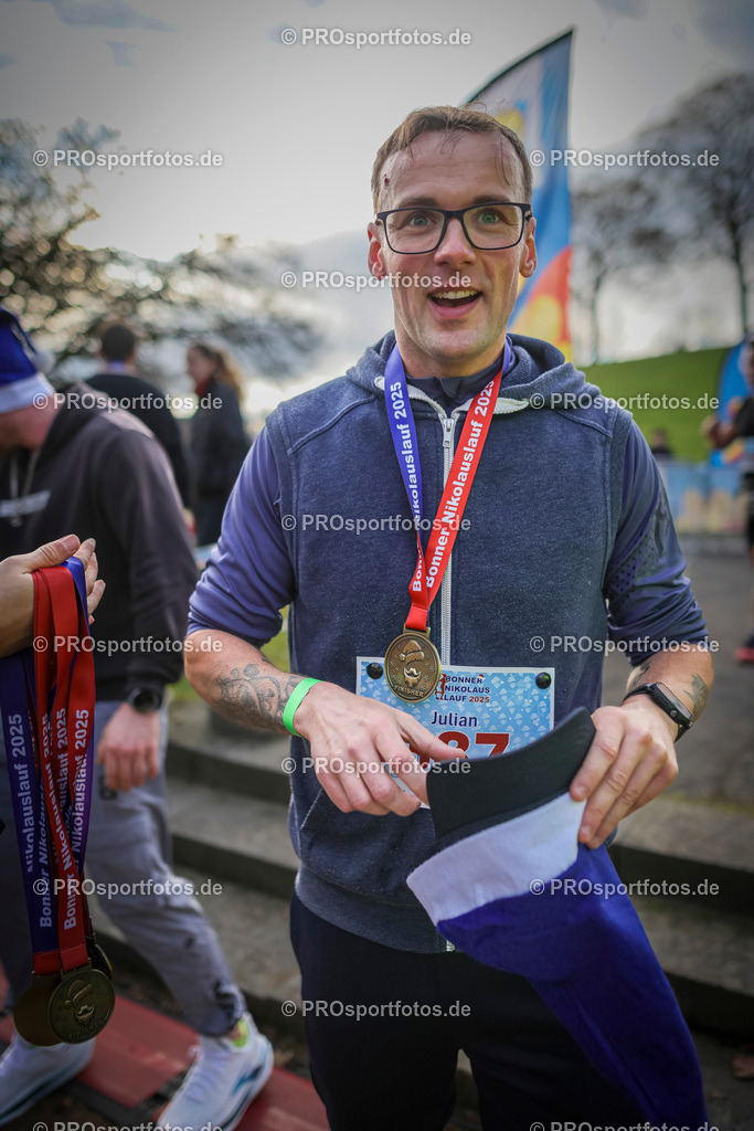 6. Bonner Nikolauslauf; Bonn, 14.12.2025 | Impressionen vom 6. Bonner Nikolauslauf am 14.12.2025 in Bonn (Nordrhein-Westfalen). 