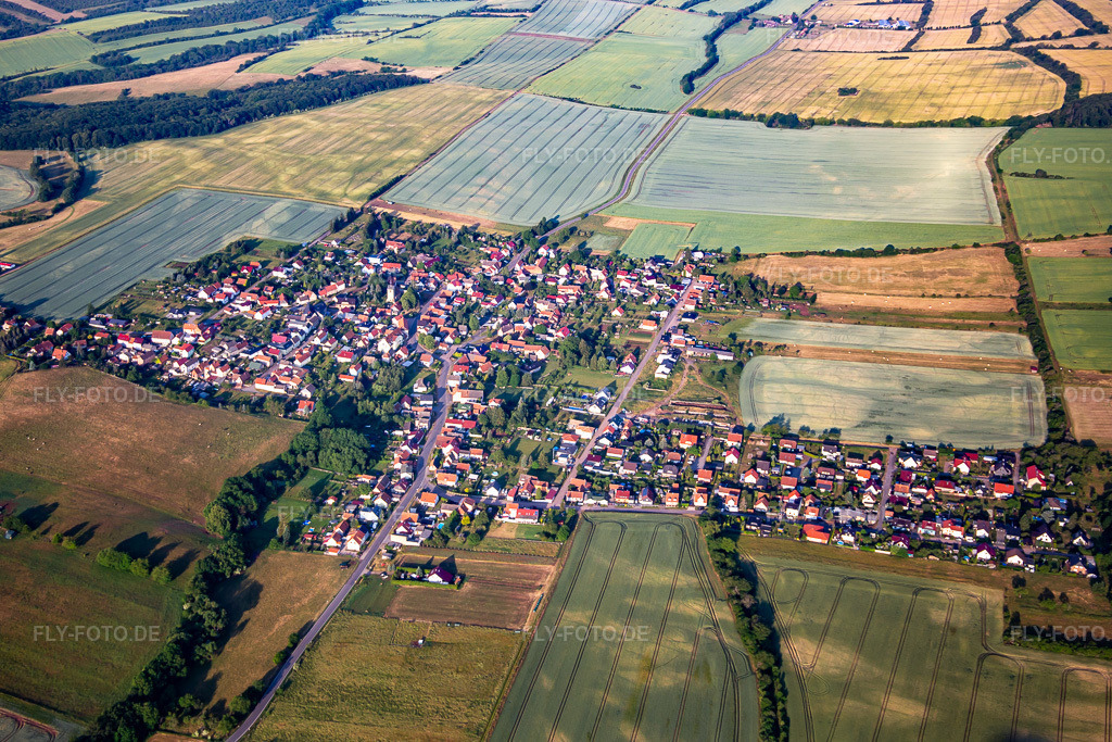 Luftbild: Ortsansicht von Osten im Ortsteil Lengefeld in Sangerhausen im Bundesland Sachsen-Anhalt in Deutschland. Foto: IMG_136670.jpg vom 18.06.2023 durch Werner Riehm/FLY-FOTO.de