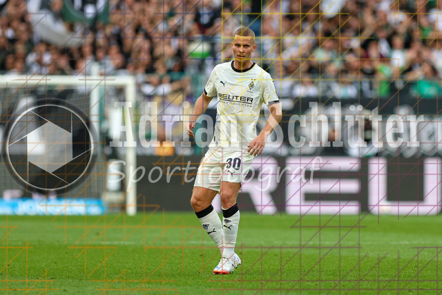 Borussia Mönchengladbach vs SV Werder Bremen - Bundesliga  | Mönchengladbach, Deutschland, 14.09.25:   Nico Elvedi (Borussia Mönchengladbach) schaut waehrend des Spiels der Bundesliga zwischen Borussia Mönchengladbach vs SV Werder Bremen im Stadion im Borussia Park(Foto von Brauer-Fotoagentur / Adrian Schlueter)
