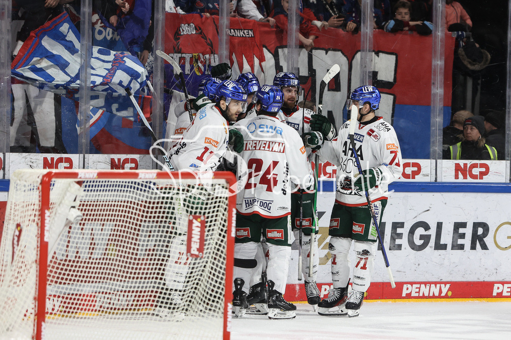 Nürnberg Ice Tigers - Augsburger Panther | Grenzenloser Jubel der Panther nach dem Siegtreffer in der Overtime durch Zachery MITCHELL (AEV #18) / Freude / Happy / Tor / Treffer / Torschuezte