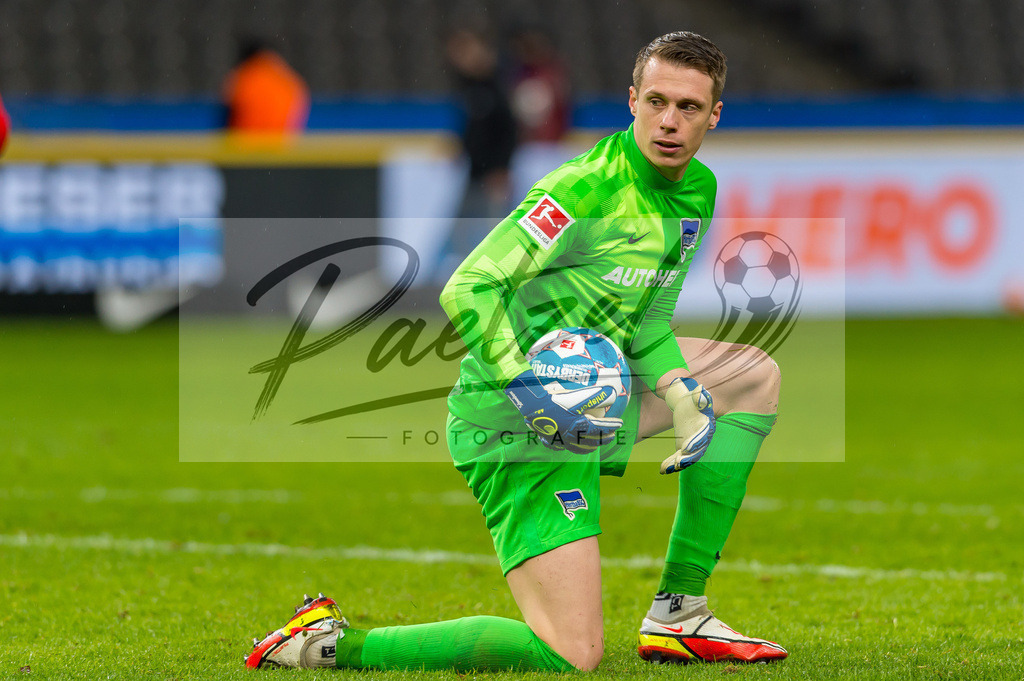 BSCRBL20220220_227 | Fussball, Herren: Torwart Alexander Schwolow (Hertha BSC) schaut bei dem Spiel der 1. Bundesliga zwischen Hertha BSC und RB Leipzig im Olypiastadion am 20.02.2022 in Berlin, Deutschland.DFB / DFL REGULATIONS PROHIBIT ANY USE OF PHOTOGRAPHS AS IMAGE SEQUENCES AND/OR QUASI-VIDEO. - Realisiert mit Pictrs.com