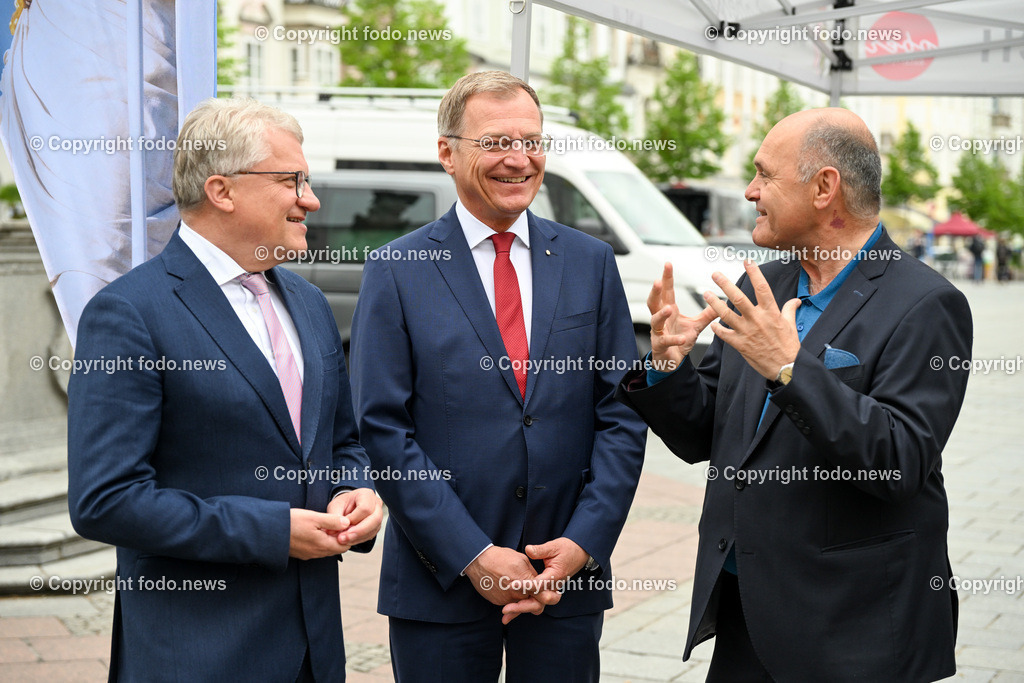 Hauptplatz Linz_ Parlament on Tour_ 11.05.2023-8 | 11.05.2023, Linz, AUT, Hauptplatz Linz, Parlament on Tour, im Bild Klaus Luger (SP, Bgm. der Stadt Linz), LH Thomas Stelzer (VP), Wolfgang Sobotka (VP, Praesident des Oesterr. Nationalrat, NAbg)