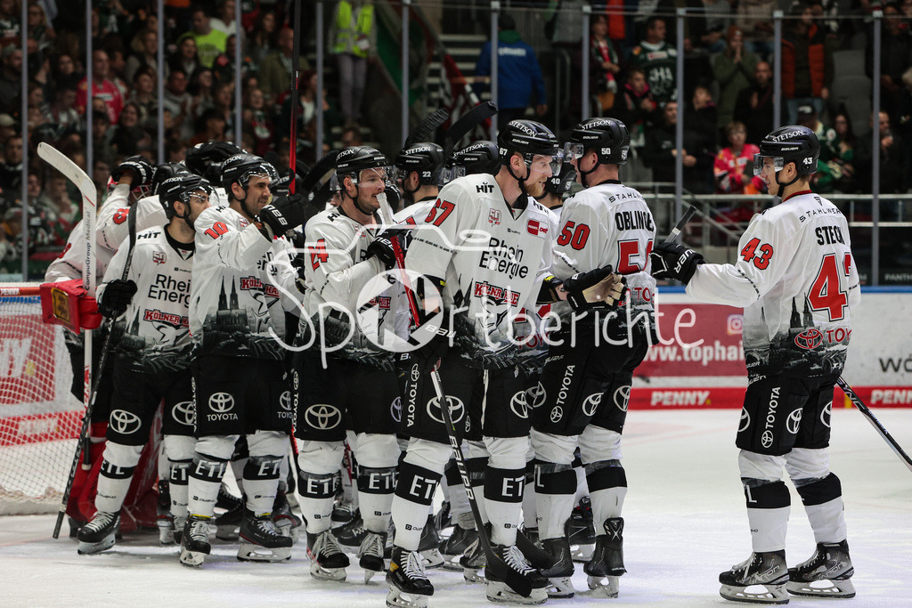 Augsburger Panther - Koelner Haie  | Die Haie spieler freuen sich ueber den Sieg in Augsburg