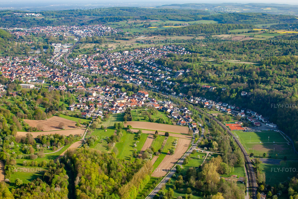 Luftbild: B10 und Bahnlinie im Ortsteil Söllingen in Pfinztal im Bundesland Baden-Württemberg in Deutschland. Foto: IMG_26806.jpg vom 28.04.2010 durch Werner Riehm/FLY-FOTO.de