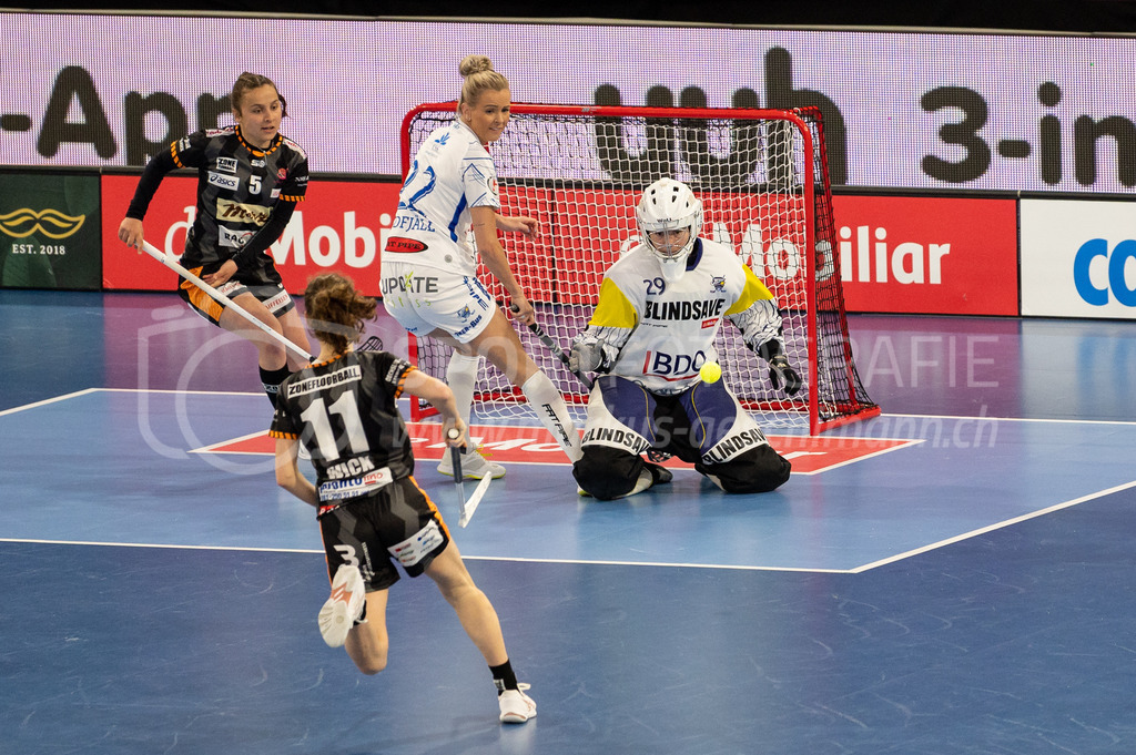 Piranha Chur vs Kloten-Dietlikon Jets - 23. April 2022 | Piranha Chur vs Kloten-Dietlikon Jets
Stimo Arena, Kloten
#29 Torhüterin Monika Schmid (Kloten-Dietlikon Jets) wehrt einen ersten Angriff ab, links #5 Rahel Wyss (Piranha Chur) , #11 Marcia Wick (Piranha Chur) und #22 Iza Rydfjäll (Kloten-Dietlikon Jets).
Bild: Sportfotografie Markus Aeschimann | www.markus-aeschimann.ch - Realisiert mit Pictrs.com