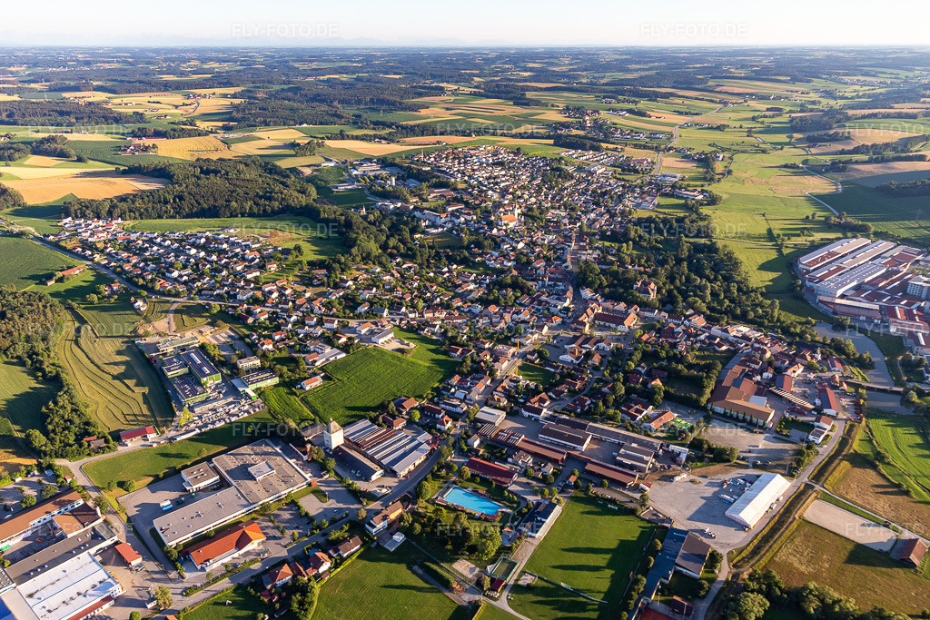Luftbild: Ortsansicht aus Nordosten im Ortsteil Winchen in Arnstorf im Bundesland Bayern in Deutschland. Foto: IMG_132860.jpg vom 02.07.2022 durch Werner Riehm/FLY-FOTO.deArnstorf.de - Markt Arnstorf - im Zentrum von Niederbayern