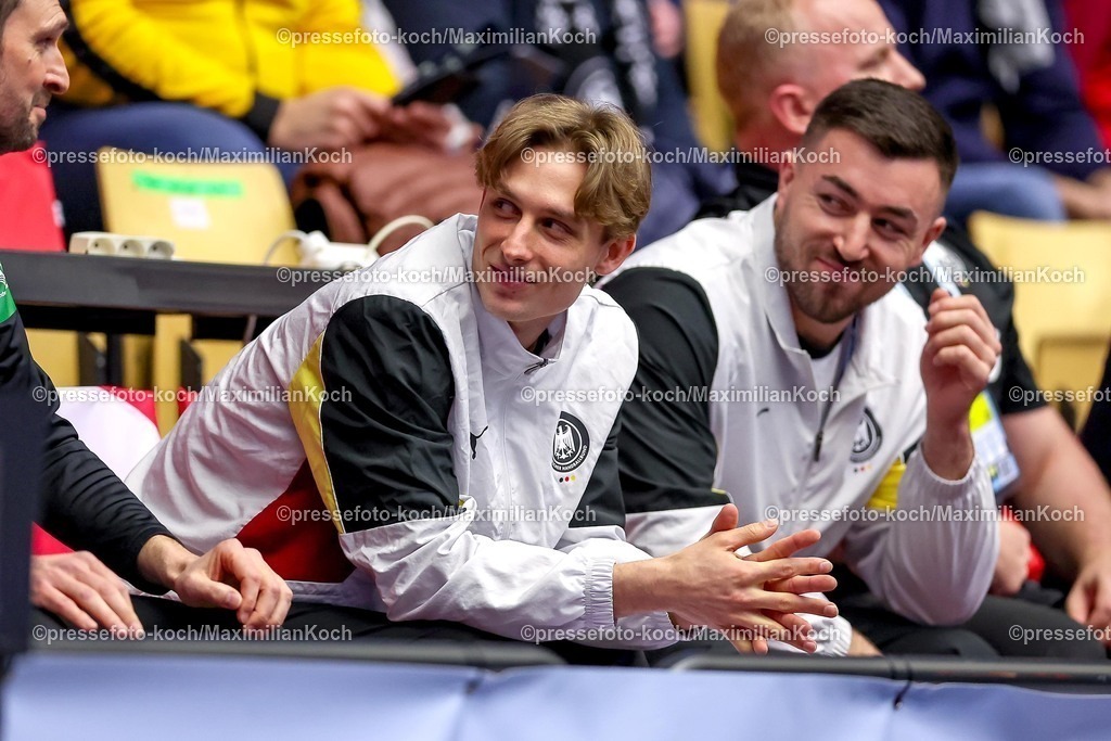 EHF22012601165 | 22.01.2026, Handball, Men's EHF EURO 2026, Deutschland - Portugal, Jyske Bank Boxen in Herning, Dänemark, Main Round:  Mathis Häseler (Germany #14) und  Jannik Kohlbacher (Germany #80) verfolgen das Spiel von der Tribüne aus