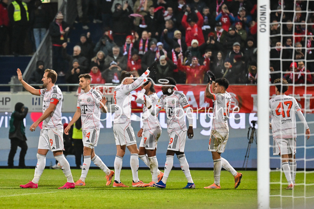 1. FC Heidenheim - FC Bayern München | HEIDENHEIM, GERMANY - 21. DECEMBER: Jubel der Bayern nach dem Treffer zum 0-3 durch Luis DIAZ (FC Bayern Munich 14) / Tor / Torschuetze / Freude / Happy / während dem Bundesligamatch zwischen dem 1. FC Heidenheim und dem FC Bayern München am 15. Spieltag in der Voith-Arena / DFL REGULATIONS PROHIBIT ANY USE OF PHOTOGRAPHS AS IMAGE SEQUENCES AND/OR QUASI-VIDEO