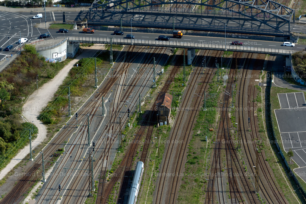 4039734 | LEIPZIG 14.09.2020 Schienen- Gleis- und Oberleitungsstrang im Streckennetz der Deutschen Bahn im Ortsteil Zentrum in Leipzig im Bundesland Sachsen, Deutschland. Weiterführende Informationen bei: DB Netz AG,  Deutsche Bahn AG. // Railway track and overhead wiring harness in the route network of the Deutsche Bahn in the district Zentrum in Leipzig in the state Saxony, Germany. Further information at: DB Netz AG,  Deutsche Bahn AG. Foto: Gerhard Launer