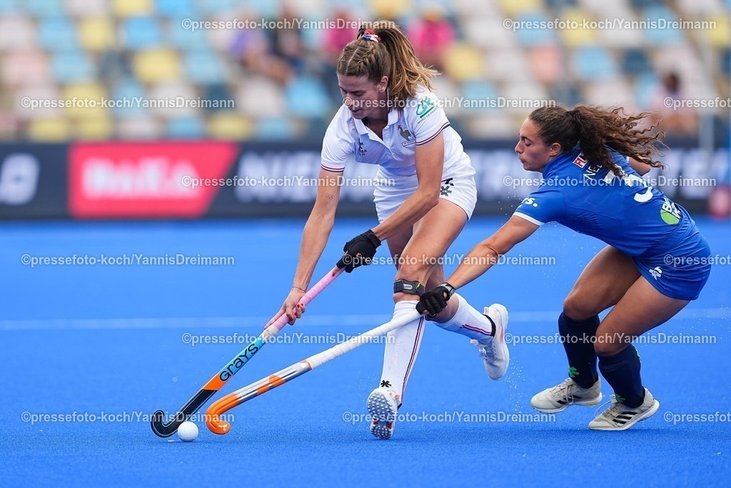 xydrx17082501008 | 17.08.2025, xydrx, Frauen EuroHockey Championship 2025, Gruppe C, Frankreich - Schottland, Sparkassenpark Mönchengladbach: Catherine Clot (FRA #3) im Zweikampf gegen Caterina Nelli (SCO #3)