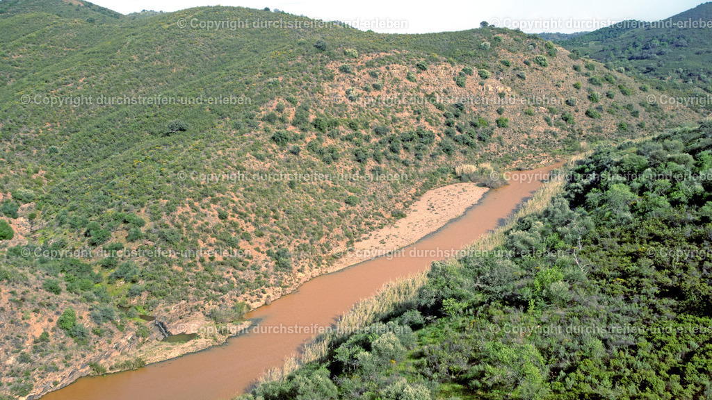 Ribeira da Foupana nahe Balurcos | Ribeira da Foupana in der Hügellandschaft zwischen Azinhal und Balurcos: Die Gegend wird hügeliger und trockener mit nur kleinen Flüssen. Die Vegetation besteht vorwiegend aus Zistrosen, Oliven-, Mandel- und Johannisbrotbäumen. - Realisiert mit Pictrs.com