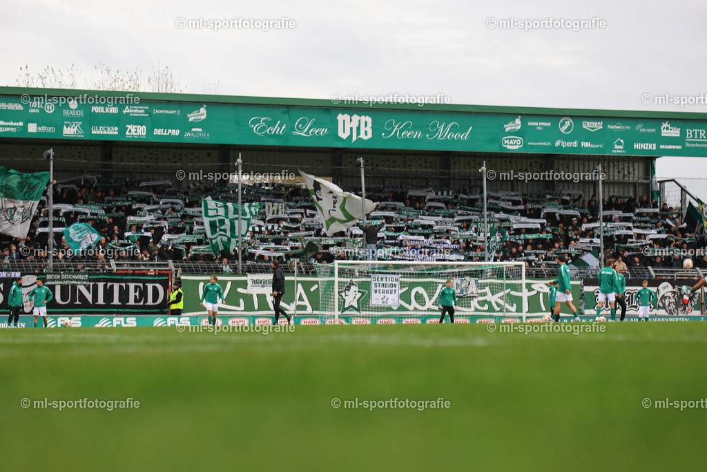 Fußball I Herren I Saison 2025/2026 I Regionalliga Nord I 19. Spieltag I VfB Lübeck - SV Meppen | Die Fans des VfB Lübeck in der Pappelkurve - Realisiert mit Pictrs.com