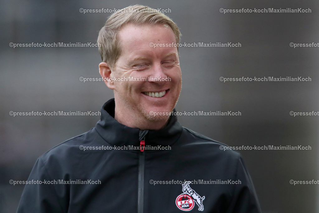 RWE06012402074 | 06.01.2024, Essen, Fußball, Herren, Stadion an der Hafenstraße, Testspiel, Rot-Weiss Essen – 1. FC Köln:  Der neue Cheftrainer Timo Schultz (1.FC Köln) macht bei seinem ersten Spiel für den Kölner FC auch mal beide Augen zu. 
DFB regulations prohibit any use of photographs as image sequences and or quasi-video.