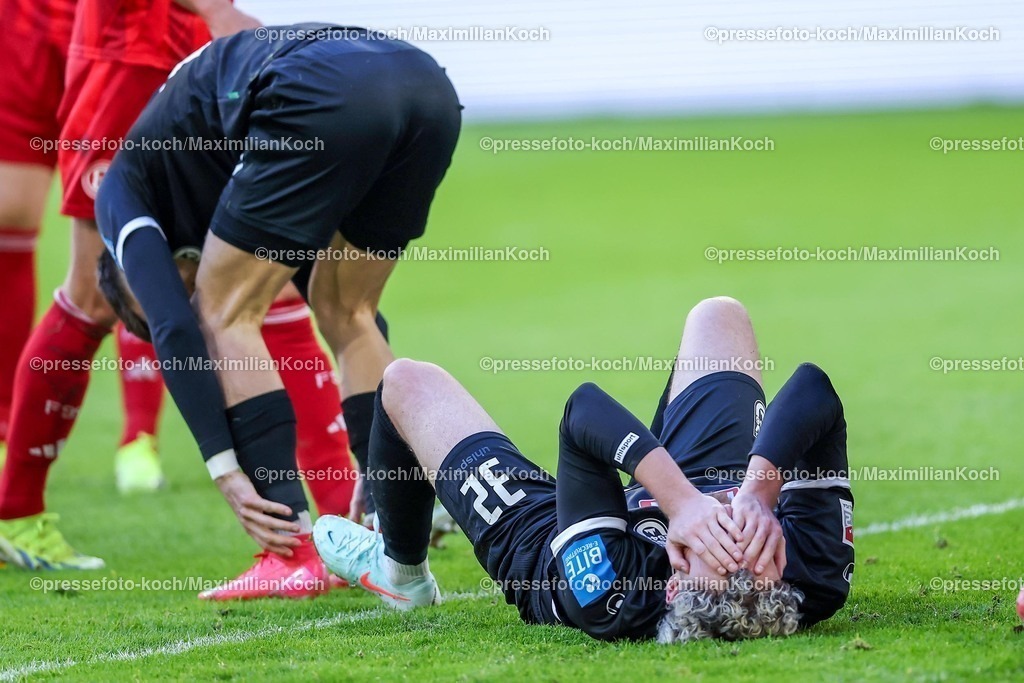 Due01022501043 | 01.02.2025, Fußball, Fortuna Düsseldorf - SSV Ulm 1846, 2.. Fußball Bundesliga, 20. Spieltag, Merkur Spiel-Arena, Saison 2024 2025: Philipp Strompf (SSV Ulm #32) liegt mit Schmerzen auf dem SpielfeldDFB regulations prohibit any use of photographs as image sequences and or quasi-video.