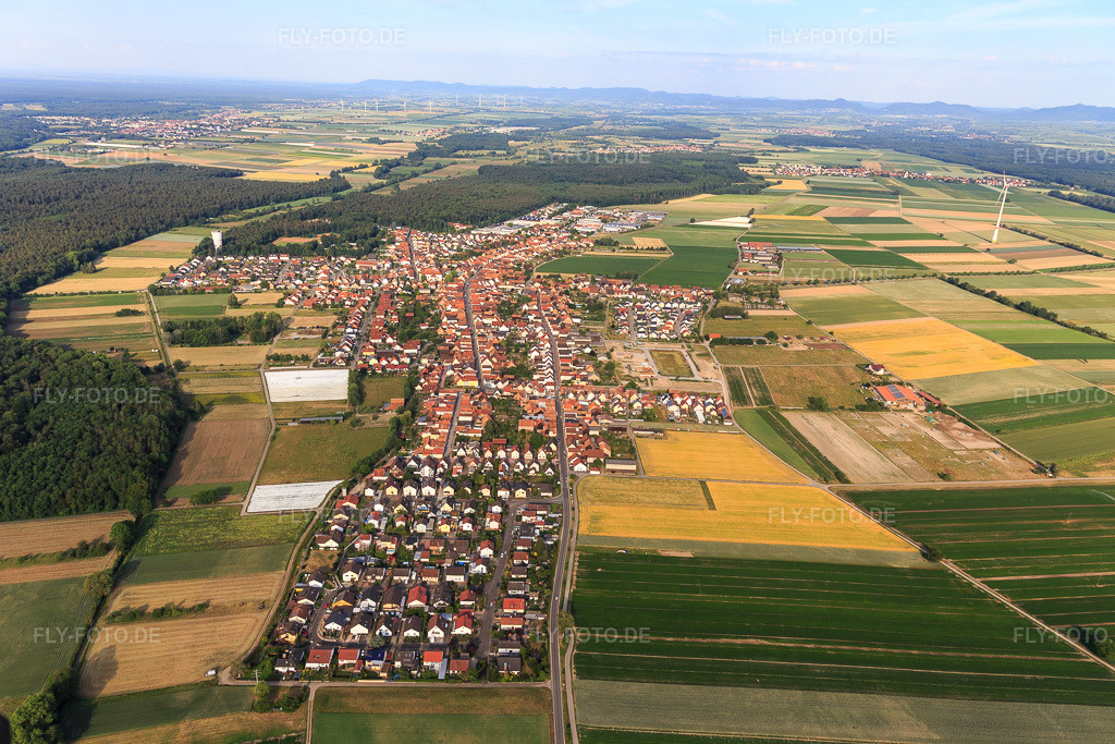 Luftbild: Ortsansicht von Osten in Hatzenbühl im Bundesland Rheinland-Pfalz in Deutschland. Foto: IMG_120851.jpg vom 03.06.2020 durch Werner Riehm/FLY-FOTO.de