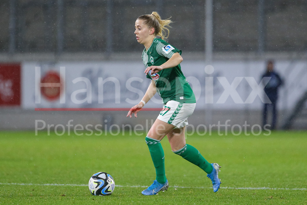 Fussball, Google Pixel Frauen-Bundesliga, MSV Duisburg - SV Werder Bremen | v.li.: Nina Lührßen (SV Werder Bremen, 27) am Ball, Freisteller, Einzelbild, Ganzkörper, Aktion, Action, Spielszene, DIE DFB-RICHTLINIEN UNTERSAGEN JEGLICHE NUTZUNG VON FOTOS ALS SEQUENZBILDER UND/ODER VIDEOÄHNLICHE FOTOSTRECKEN. DFB REGULATIONS PROHIBIT ANY USE OF PHOTOGRAPHS AS IMAGE SEQUENCES AND/OR QUASI-VIDEO.