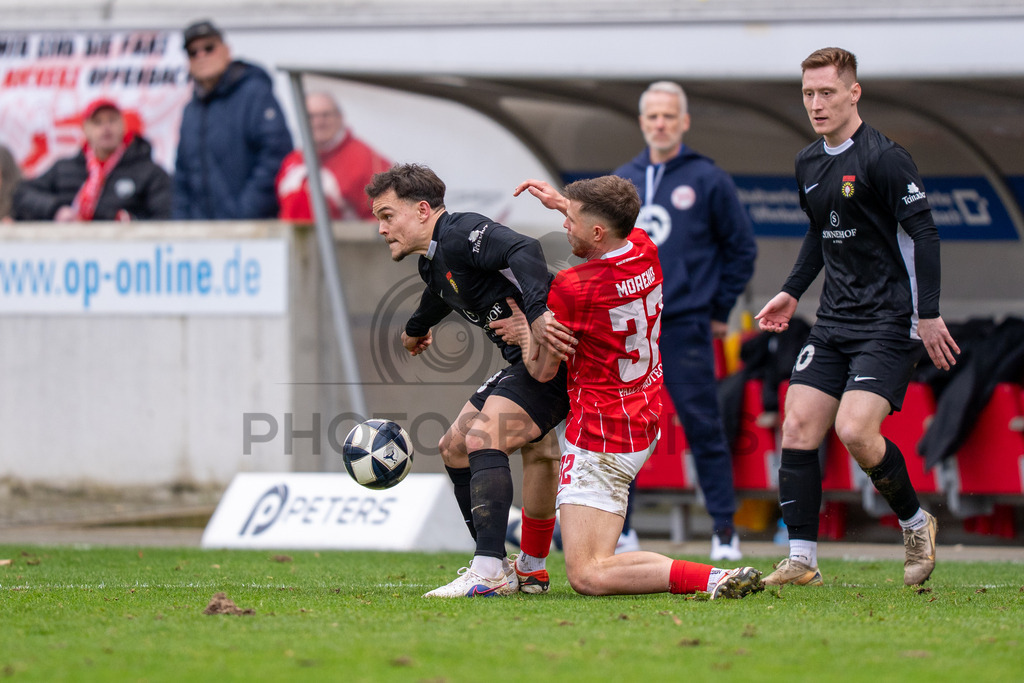 Kickers Offenbach vs. SG Sonnenhof Grossaspach, Fussball, Regionalliga Suedwest, 24. Spieltag, 14.03.2026 | Zweikampf zwischen Niklas Pollex (SG Sonnenhof Großaspach, #18) und Vincent Moreno-Giesel (Kickers Offenbach, #32),Kickers Offenbach vs. SG Sonnenhof Grossaspach, Fussball, Regionalliga Suedwest, 24. Spieltag, 14.03.2026Foto: photosbyphips/Philip Ziegler