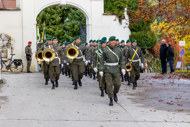 Kranzniederlegung am Karner bei der Stadtpfarrkirche "Maria in Dorn" | Bildershop von pixelworld.at - Realisiert mit Pictrs.com