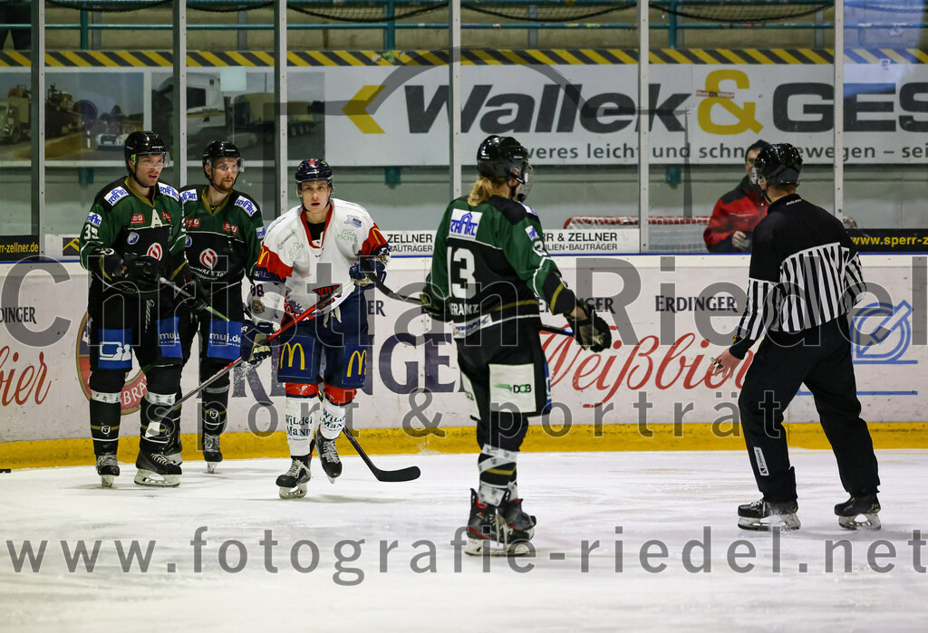 2023-02-19_067_TSV_Erding_gegen_VfE_Ulm-Neu-Ulm | Erding, Deutschland, 19.02.2023:
Eishockey, Bayernliga Meisterrunde Gruppe B 2022 / 2023, 5. Spieltag, TSV Erding gegen VfE Ulm/Neu-Ulm, Endergebnis: 

Thomas Plihal (Erding Gladiators, #39), Roni Rukajärvi (Erding Gladiators, #61), Michael Franz (Erding Gladiators, #13)

Foto: Christian Riedel / fotografie-riedel.net