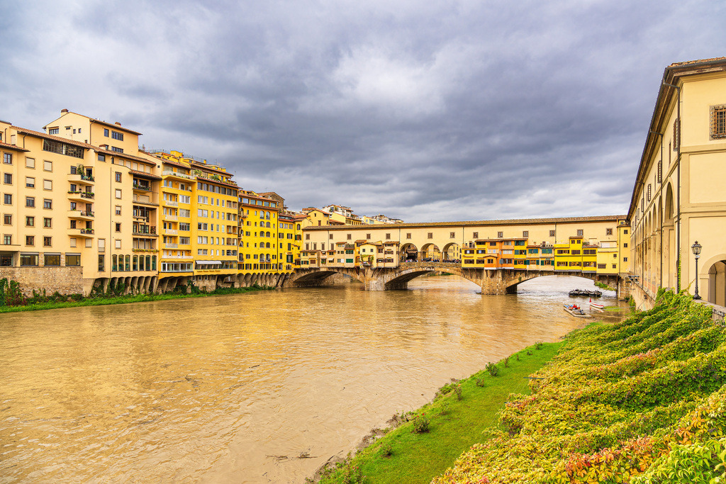 Blick auf die Brücke Ponte Vecchio in Florenz, Italien | Blick auf die Brücke Ponte Vecchio in Florenz, Italien.