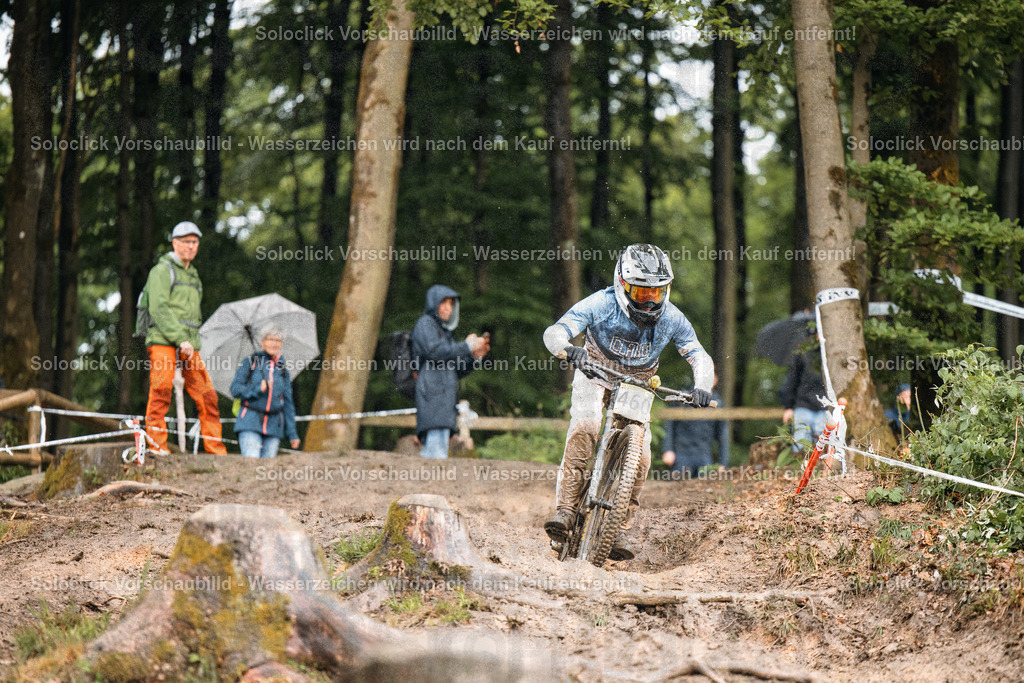 Mountainbike-Action im Wald | Hier ist eine detaillierte Analyse des Bildes, kategorisiert nach verschiedenen Aspekten: - Realisiert mit Pictrs.com