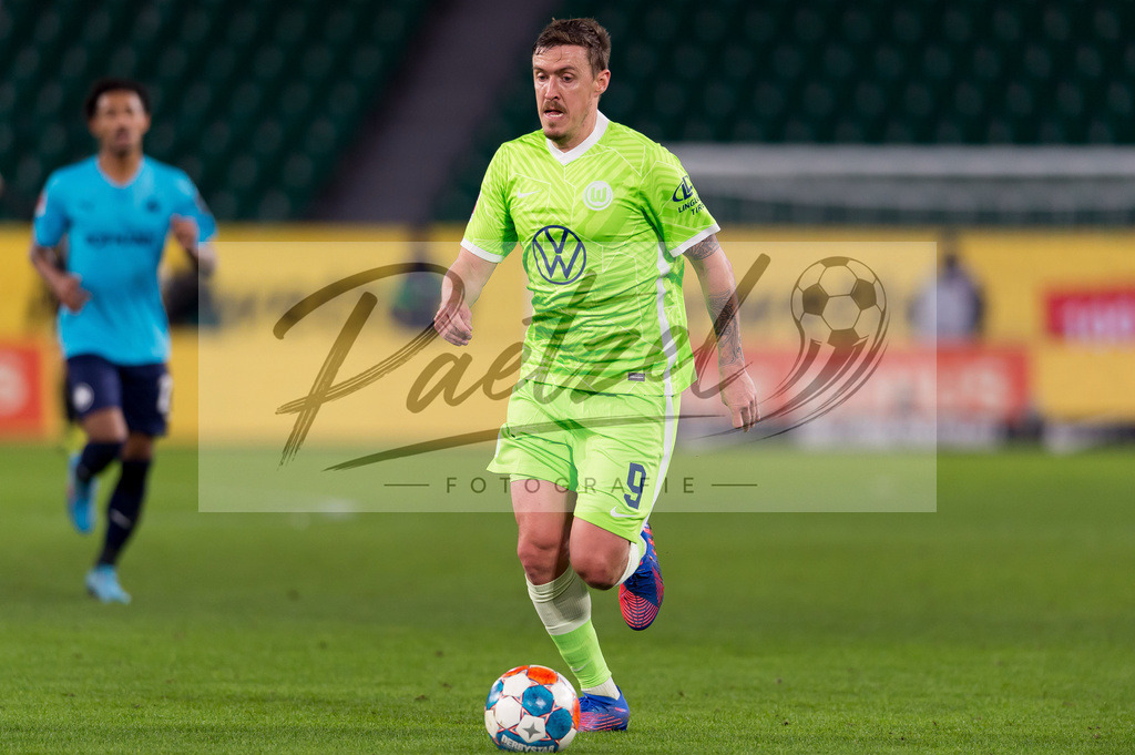 WOBFUE20220206_028 | Fussball, Herren: Max Kruse (VfL Wolfsburg) in Aktion, am Ball, Einzelaktion bei dem Spiel der 1. Bundesliga zwischen VfL Wolfsburg und SpVgg Greuther Fuerth in der Volkswagen Arena am 06.02.2022 in Wolfsburg, Deutschland.DFB / DFL REGULATIONS PROHIBIT ANY USE OF PHOTOGRAPHS AS IMAGE SEQUENCES AND/OR QUASI-VIDEO. - Realisiert mit Pictrs.com