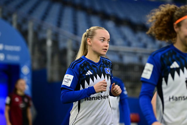 Fußball I Frauen I Saison 2025-2026 I Bundesliga I 10. Spieltag I Hamburger SV - 1. FC Nürnberg I 46227 | Portrait, Porträt, Portraitaufnahme, Personenfoto, Einzelbild, Einzelfoto, Halbportrait:  Mia Büchele (17, Hamburger SV) - Realisiert mit Pictrs.com