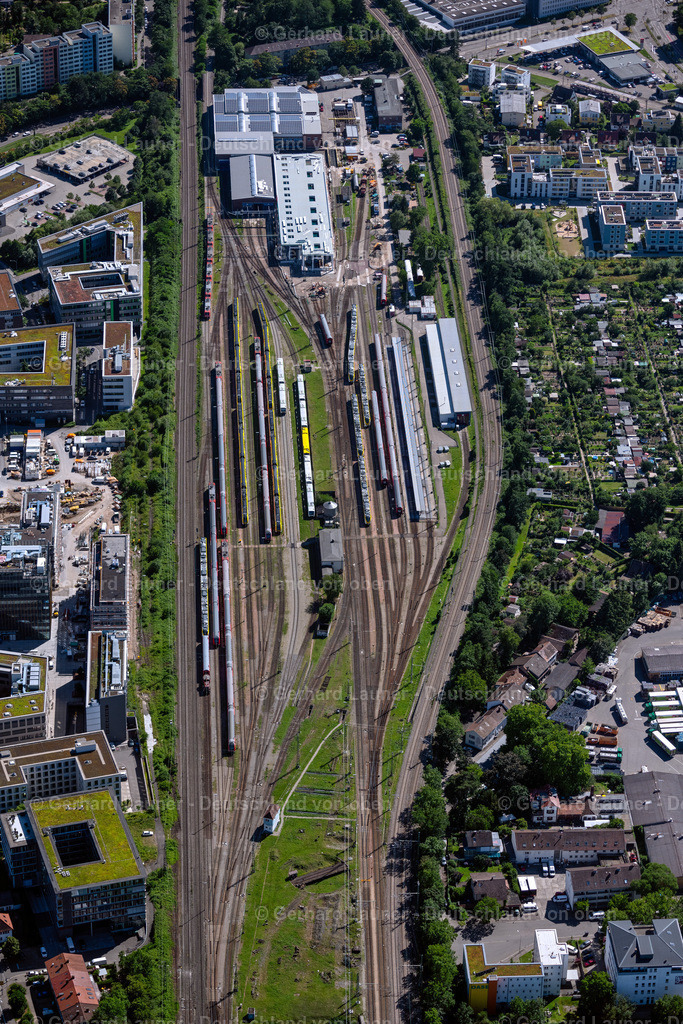 4033560 | FREIBURG IM BREISGAU 30.06.2020 Gleisanlagen, Bahnbetriebswerk und Bahnhof im Ortsteil Wiehre in Freiburg im Breisgau im Bundesland Baden-Württemberg, Deutschland. Weiterführende Informationen bei: DB Netz AG,  Deutsche Bahn AG. // Railway track, depot, maintenance and repair shop for trains in the district Wiehre in Freiburg im Breisgau in the state Baden-Wurttemberg, Germany. Further information at: DB Netz AG,  Deutsche Bahn AG. Foto: Gerhard Launer